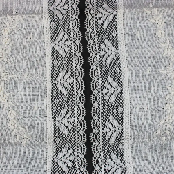 Set of 2 Off-White Embroidered Lace Trim Fingertip Towels