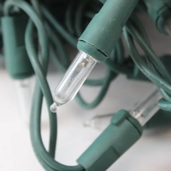 E246482 Unbranded Christmas LED String Lights Clear Bulbs Green Wire 120V Used