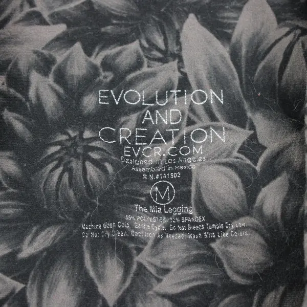 Evolution & Creation Women's Black Floral Print Capri Leggings M The Mia Legging