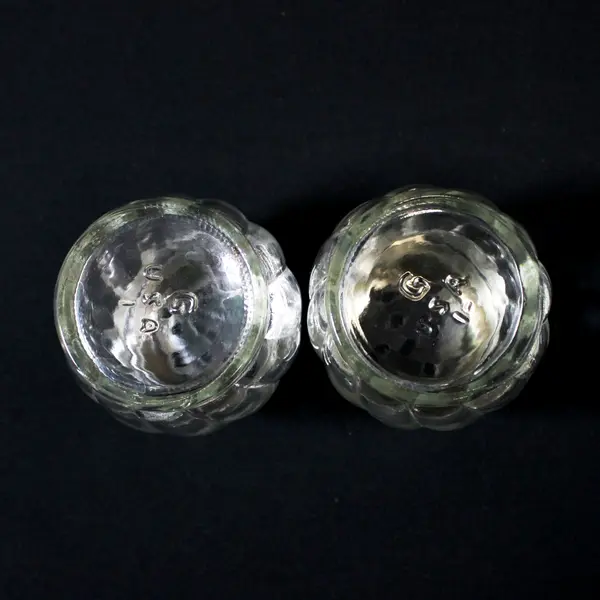 Pair of Gemco Clear Glass Cheese or Pepper Flakes Shakers Spiral  Pattern