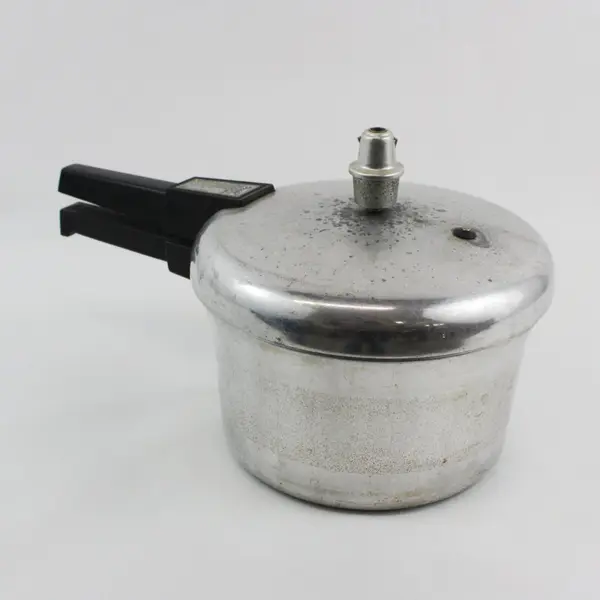 Vintage Presto Model 204 4 Qt Pressure Cooker w/ Jiggler & Insert