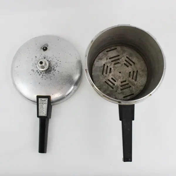 Vintage Presto Model 204 4 Qt Pressure Cooker w/ Jiggler & Insert