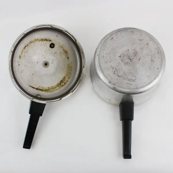 Vintage Presto Model 204 4 Qt Pressure Cooker w/ Jiggler & Insert