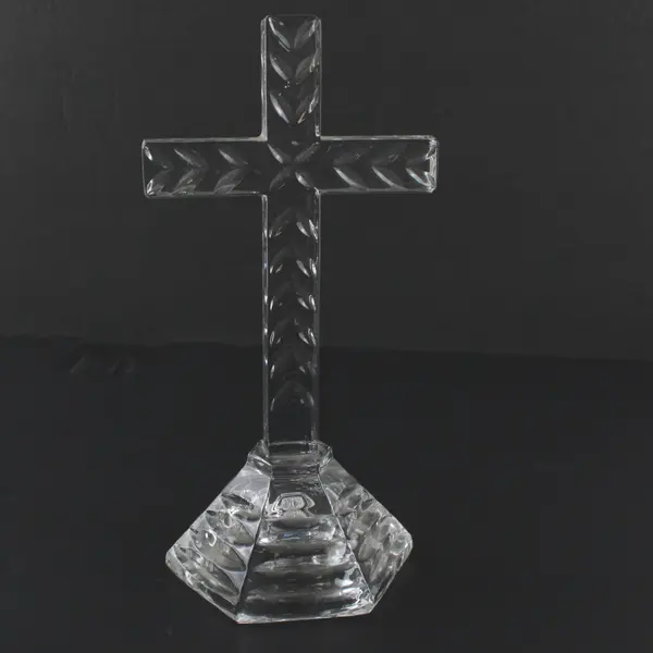 Imperial Estate 24% Lead Crystal 8.5in Leaf Pattern Cross Figurine