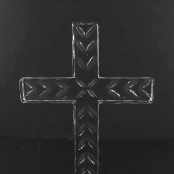 Imperial Estate 24% Lead Crystal 8.5in Leaf Pattern Cross Figurine