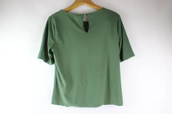 A.U.W Women's Green Short Sleeve Keyhole Back Shirt Silver Ring Detail M