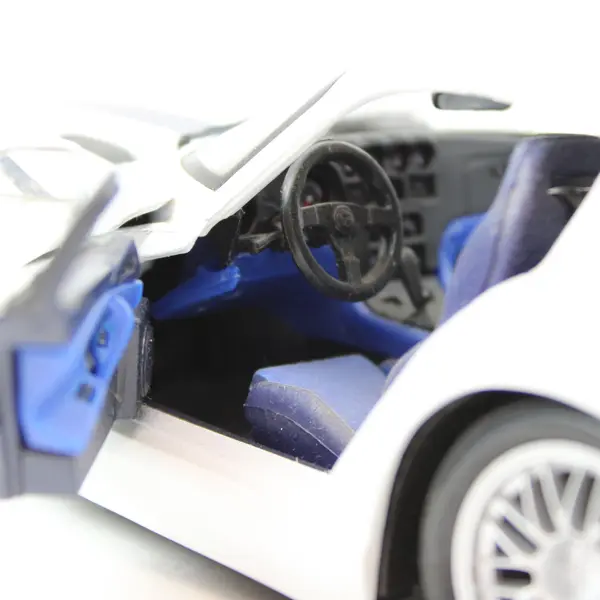 Maisto Dodge Viper GTS 1:18 Diecast Model Car White Blue Stripes
