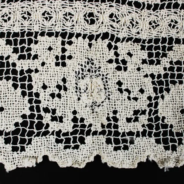 Knotted Filet Lace Table Doily Rectangular Floral Scalloped Edge