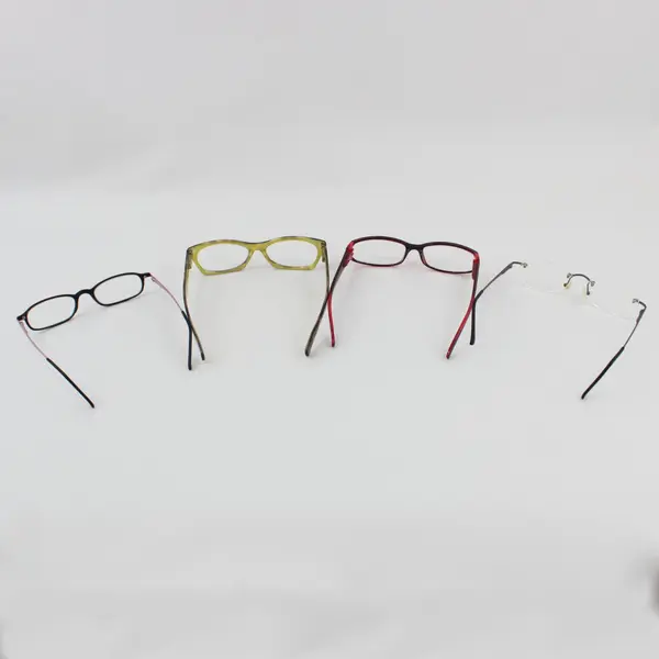 Lot of 4 Pairs Reading Glasses +1.50 Peepers & Daring Mag Assorted