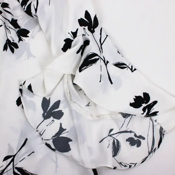 Vince Camuto Women's Small Floral Blouse White Black V-Neck 3/4 Sleeve