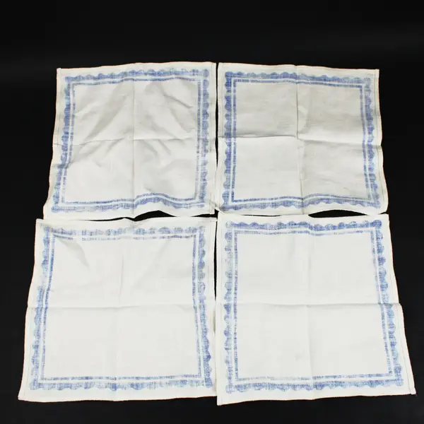 Lot of 4 Blue-Bordered Linen Napkins Scalloped Decorative Border