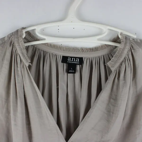A New Approach Women's Gray V-Neck Fringe Sleeveless Top Large