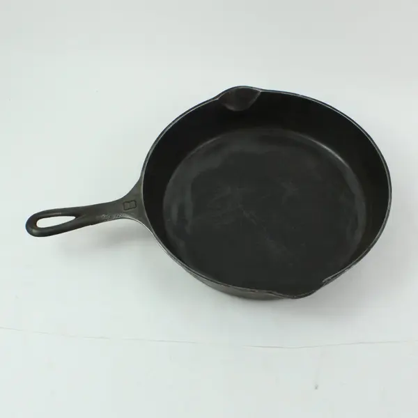 Griswold No. 8 Cast Iron Skillet Frying Pan Pouring Spout