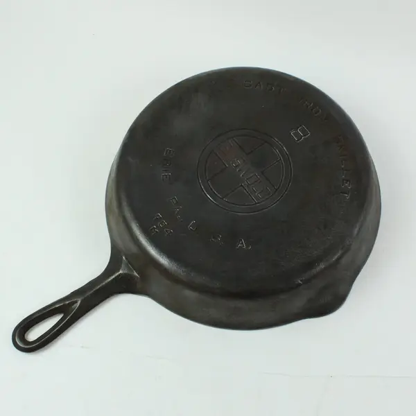 Griswold No. 8 Cast Iron Skillet Frying Pan Pouring Spout