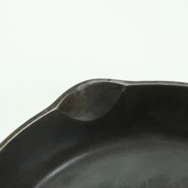 Griswold No. 8 Cast Iron Skillet Frying Pan Pouring Spout