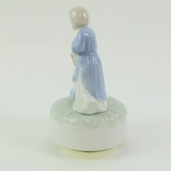 Porcelain Nativity Silent Night Music Box Mother Holding Baby Jesus & Father 