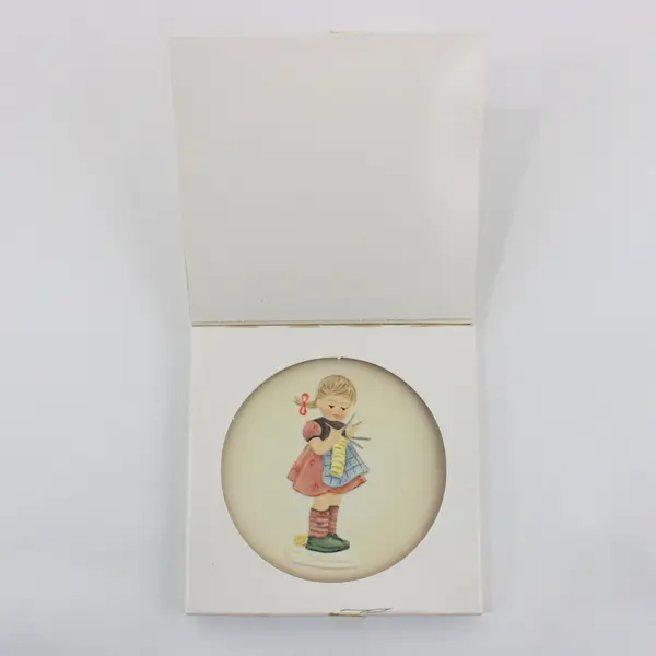 1990 Hummel Goebel  Little Homemakers Collector Plate # 3 A Stitch in Time 