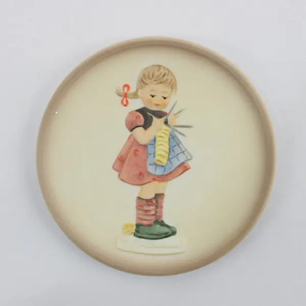 1990 Hummel Goebel  Little Homemakers Collector Plate # 3 A Stitch in Time 