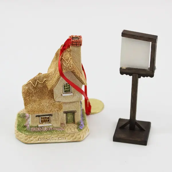 2001 David Winter Dinner Party Collection Cheshire Cheese Cottage D1193