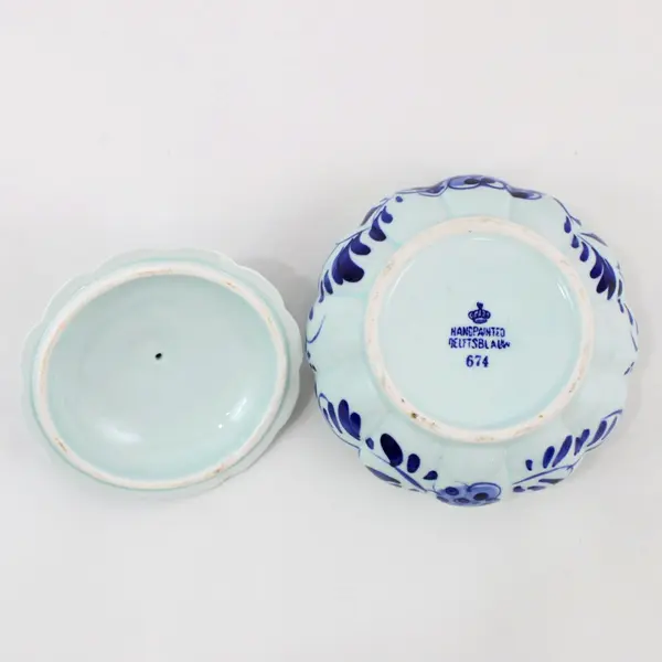 Hand-Painted Delfts Blauw Round Paneled Trinket Bowl w/ Matching Lid 674