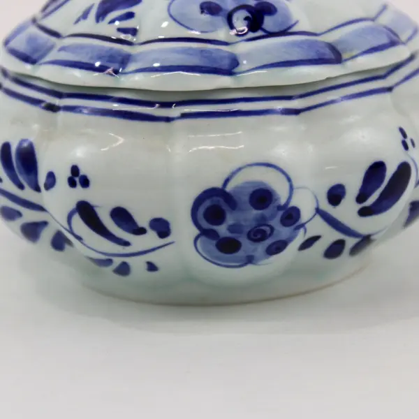 Hand-Painted Delfts Blauw Round Paneled Trinket Bowl w/ Matching Lid 674