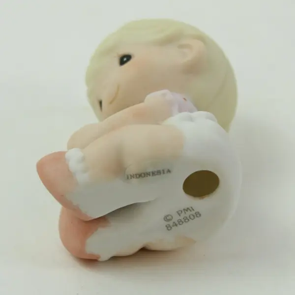 Precious Moments Enesco Infant Daughter Porcelain Figurine 2000 #848808 w/ Box