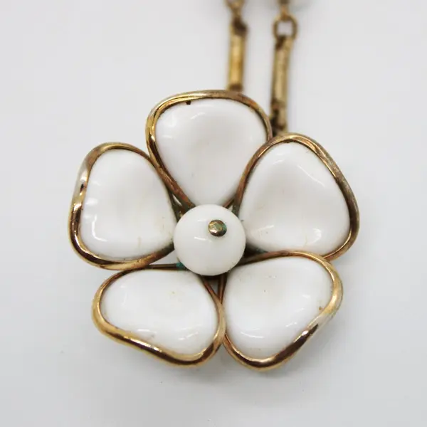 Vintage Crown Trifari Signed White Milk Glass Camellia Flower Necklace 15in