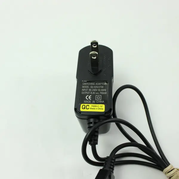 QU 820/2700 AC Adapter 8.4V 700mA 2-Prong Multi-Pin Connector