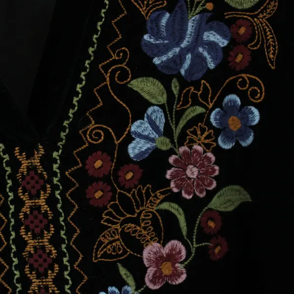 Roper Women's Black Velvet V-Neck Floral Embroidered Top Size M