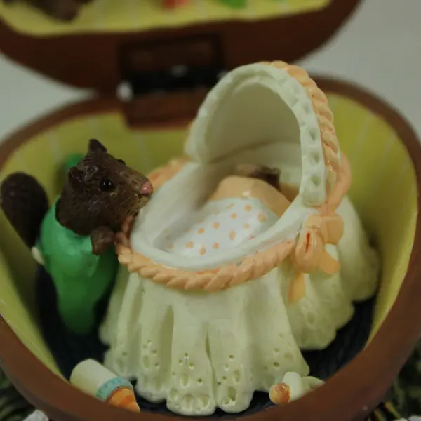MARURI In a Nutshell Sneaking A Peek Hinged Egg Box NS-9980 Jill Trenholm