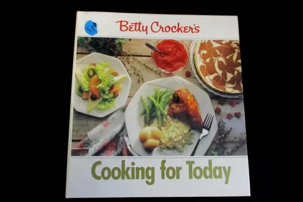 1992 Betty Crocker's Cooking For Today Cookbook 3-Ring Binder