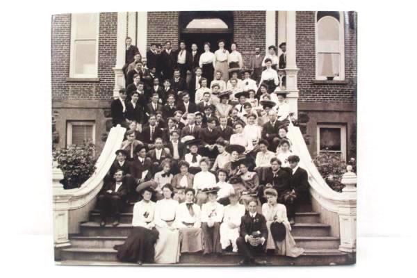 An Illustrated History of Linfield College Inspired Pragmatism Henberg HCDJ USED