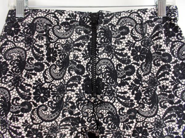 CYNTHIA ROWLEY Leggings Black & White Lace Print Neoprene Scuba Knit Sz 8 EUC