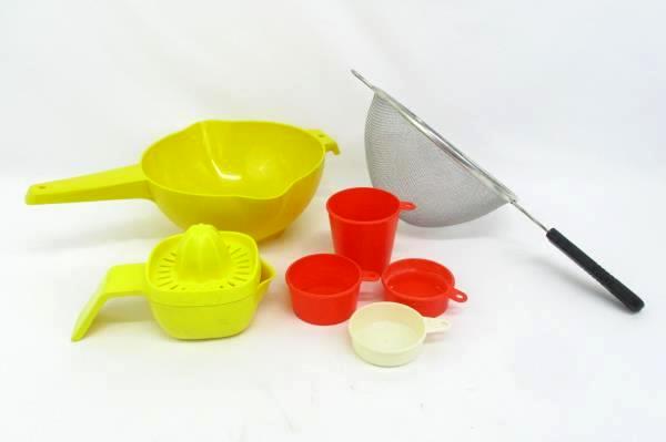 Vintage Lot of 7 Kitchen Utensils Metal & Plastic Strainer Measuring Cups Juicer