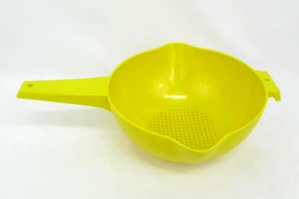 Vintage Lot of 7 Kitchen Utensils Metal & Plastic Strainer Measuring Cups Juicer