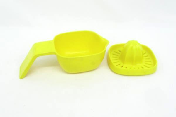 Vintage Lot of 7 Kitchen Utensils Metal & Plastic Strainer Measuring Cups Juicer