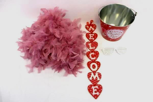 Lot Of 4 Happy Valentines Day Bucket Pink Feather Boa Be Mine Hanging Sign