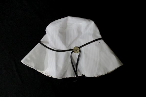 Lot of 2 Women's White Sur La Tete Bucket Hat & Indigo Cheetah Print Top Med