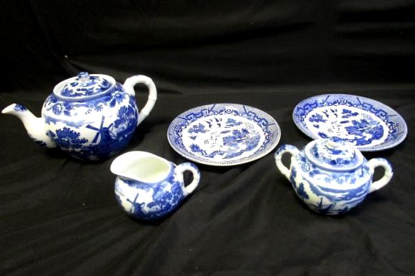 Lot of 5 Decorative Tea Pot Creamer Sugar Bowl Plates Blue White European Style