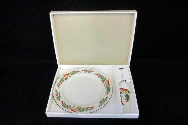 Christmas Theme Cake Plate & Server Made Expressly Federated Dept. Stores