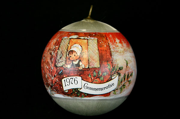 1976 Commemorative Carolers Silky Threaded Ball Ornament