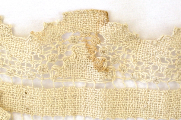 Early 1900s Beautiful Ecru Netted Mondano Thread Table Runner 48" by 14"