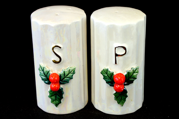 Vtg Iridescent White Salt And Pepper Shakers With Holly Sprigs Made In Japan