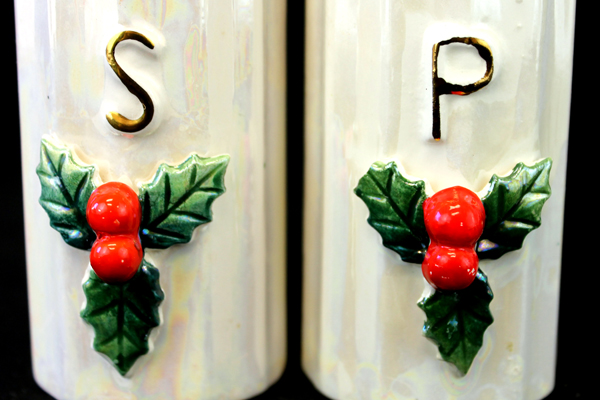 Vtg Iridescent White Salt And Pepper Shakers With Holly Sprigs Made In Japan