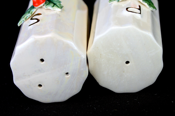 Vtg Iridescent White Salt And Pepper Shakers With Holly Sprigs Made In Japan