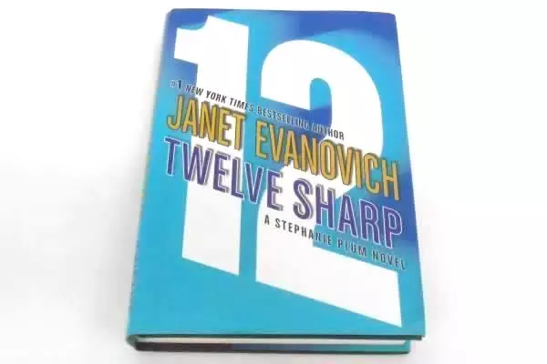 Lot of 2 Janet Evanovich Novels 12 Sharp To The Nines Stephanie Plum HCDJ