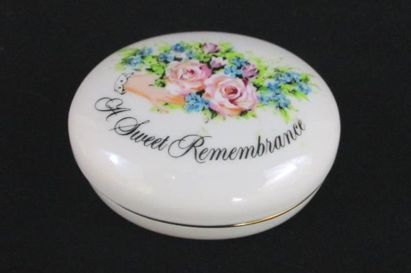 1982 Porcelain Trinket Box Avon Sweet Remembrance Token of Love Valentines Day