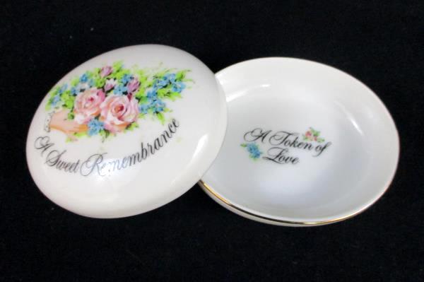1982 Porcelain Trinket Box Avon Sweet Remembrance Token of Love Valentines Day