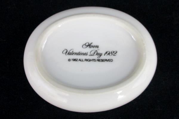 1982 Porcelain Trinket Box Avon Sweet Remembrance Token of Love Valentines Day