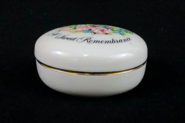 1982 Porcelain Trinket Box Avon Sweet Remembrance Token of Love Valentines Day